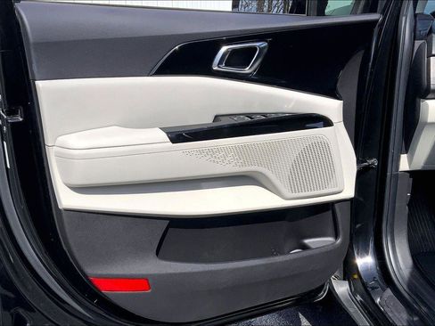 Used 2022 Kia Carnival EX image 21