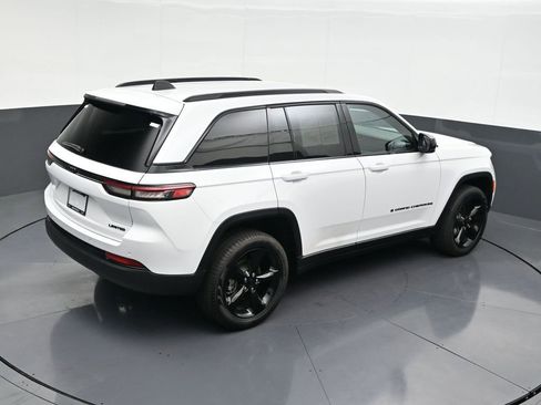 Used 2025 Jeep Grand Cherokee Limited w/ Black Appearance Package image 19