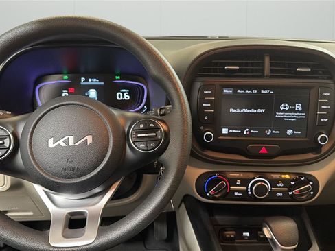 Used 2025 Kia Soul LX w/ LX Technology Package FWD image 20