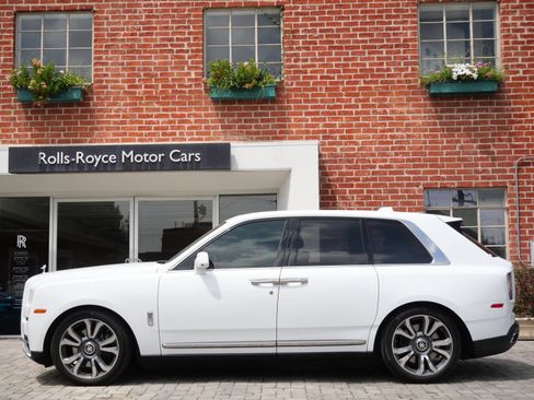 Used 2024 Rolls-Royce Cullinan w/ Cullinan Package AWD/4WD image 3