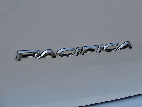 Used 2025 Chrysler Pacifica Select FWD image 30