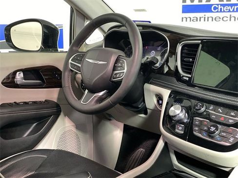 Used 2024 Chrysler Pacifica Limited image 10