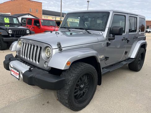 Used 2015 Jeep Wrangler Unlimited Sahara w/ Dual Top Group AWD/4WD image 3