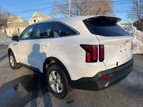 Used 2023 Kia Sorento LX image 3