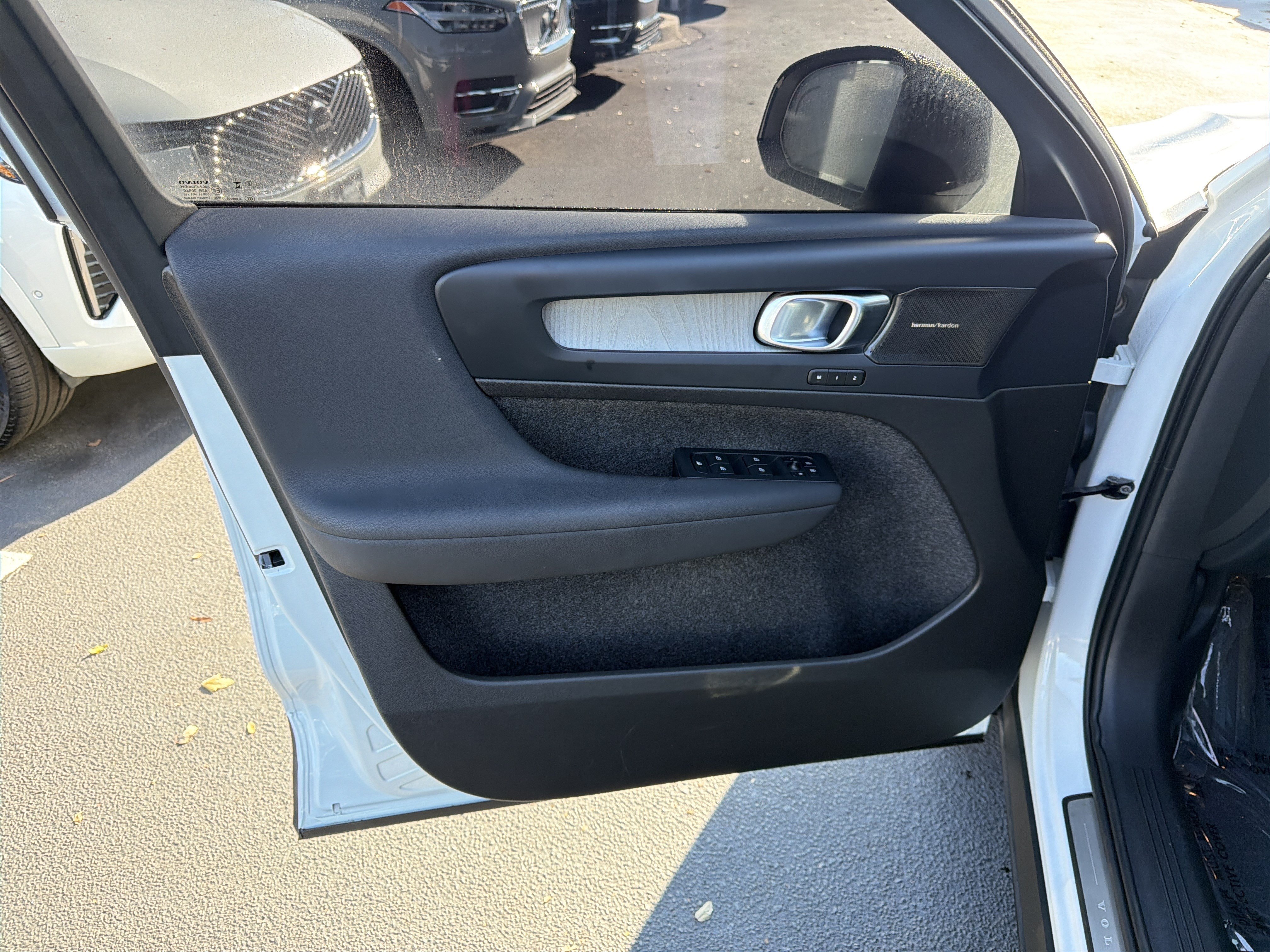 Used 2024 Volvo XC40 B5 Plus w/ Protection Package Premier AWD/4WD image 15