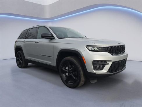 Used 2024 Jeep Grand Cherokee Altitude image 7