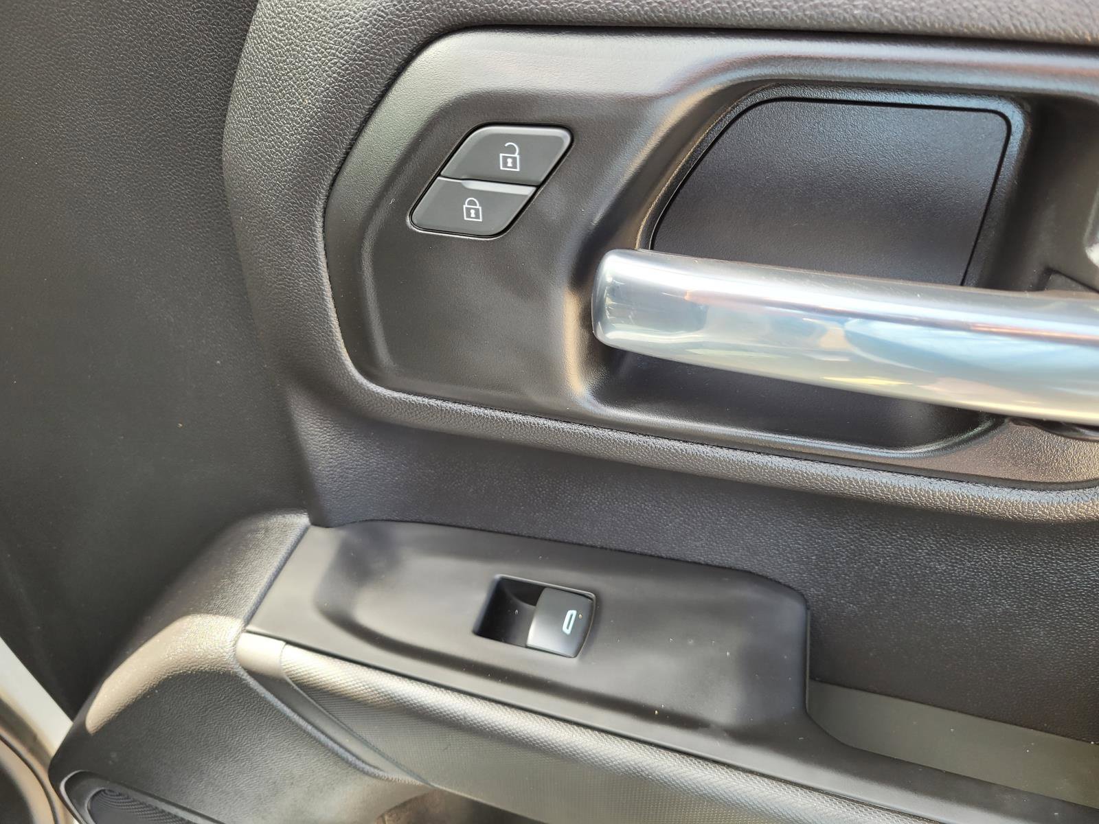 Used 2022 Chevrolet Silverado 1500 Custom w/ LPO, Dark Essentials Package RWD image 9