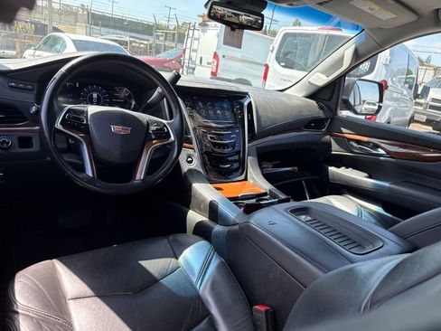 Used 2018 Cadillac Escalade ESV Premium Luxury RWD image 23