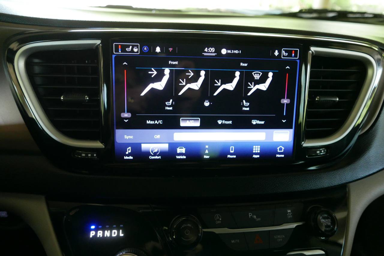 Used 2022 Chrysler Voyager LX FWD image 12