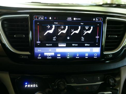 Used 2022 Chrysler Voyager LX FWD image 12