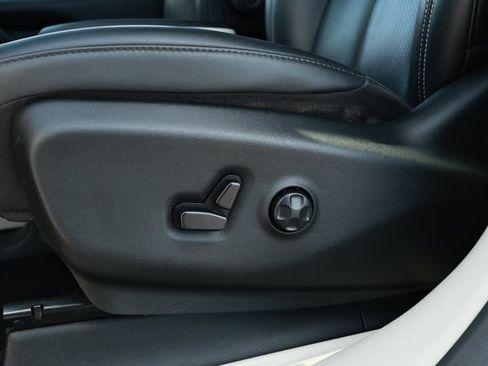 Used 2024 Chrysler Pacifica Touring-L FWD image 23