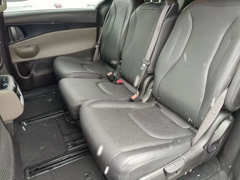 Used 2025 Kia Carnival image 27