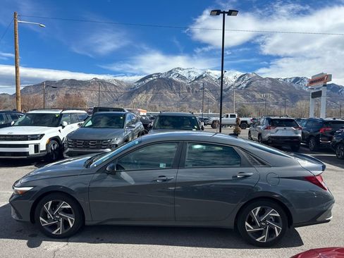 Used 2025 Hyundai Elantra Sport image 8