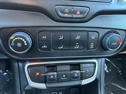 Used 2024 GMC Terrain SLE image 21