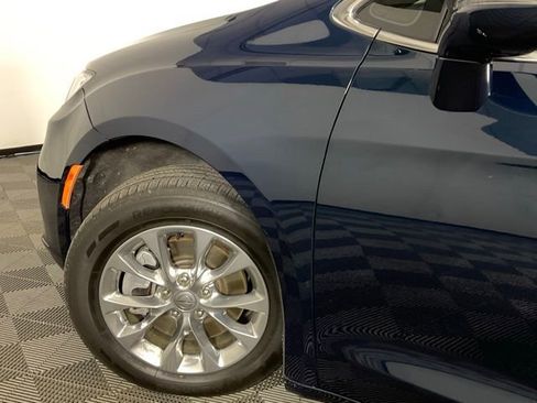 Used 2022 Chrysler Pacifica Touring-L AWD/4WD image 38