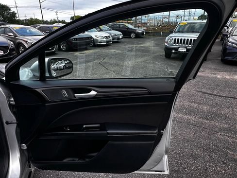 Used 2018 Ford Fusion SE w/ Equipment Group 201A image 22