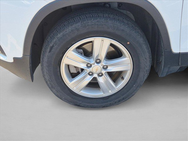 Used 2022 Chevrolet Trax LS w/ Tint and Cruise Package AWD/4WD image 14