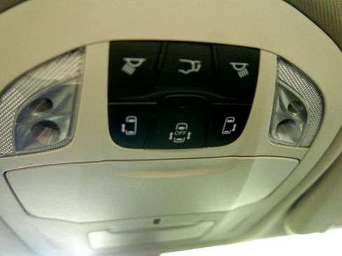 Used 2022 Chrysler Voyager LX image 13