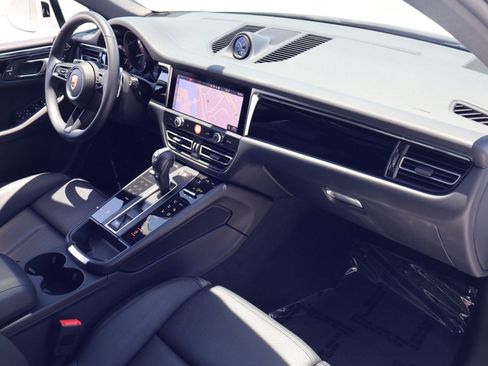 Certified 2025 Porsche Macan AWD/4WD image 25