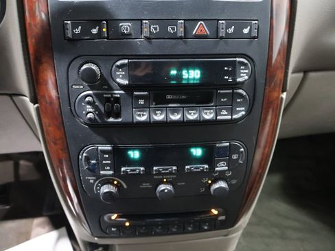 Used 2003 Chrysler Town & Country Limited image 23
