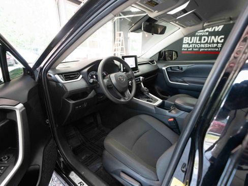 Used 2023 Toyota RAV4 LE AWD/4WD image 8