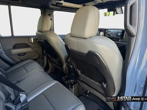 Used 2025 Jeep Gladiator Mojave AWD/4WD image 28