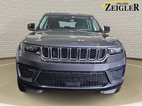 Used 2023 Jeep Grand Cherokee Laredo X AWD/4WD image 2