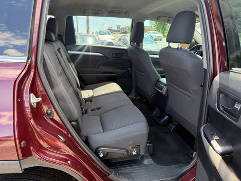 Used 2019 Toyota Highlander LE FWD image 11