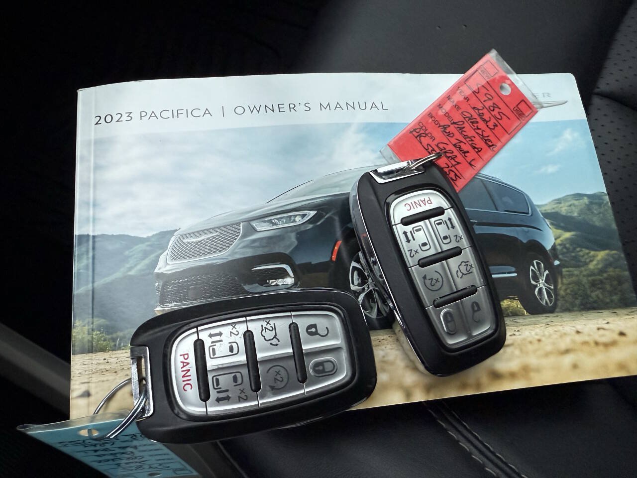Used 2023 Chrysler Pacifica Touring-L AWD/4WD image 27