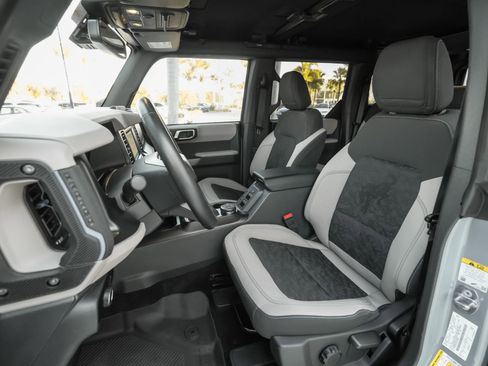 Used 2023 Ford Bronco Wildtrak image 7