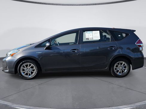 Used 2017 Toyota Prius V Four w/ Carpet Mat Package FWD image 6