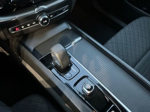 Used 2022 Volvo XC60 B5 Momentum image 23