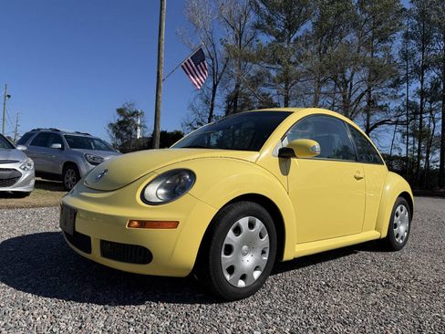 Used 2010 Volkswagen Beetle Coupe image 3
