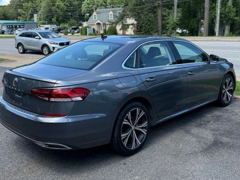 Used 2021 Volkswagen Passat 2.0T SE image 4