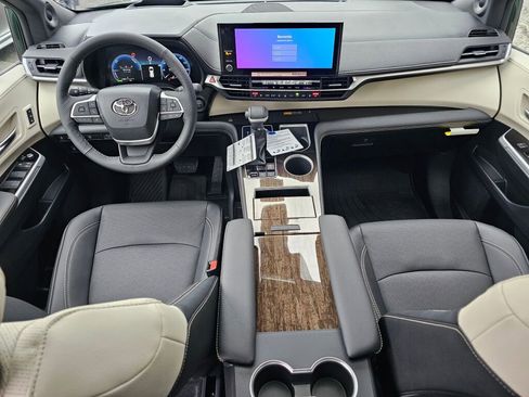 New 2025 Toyota Sienna Platinum image 10
