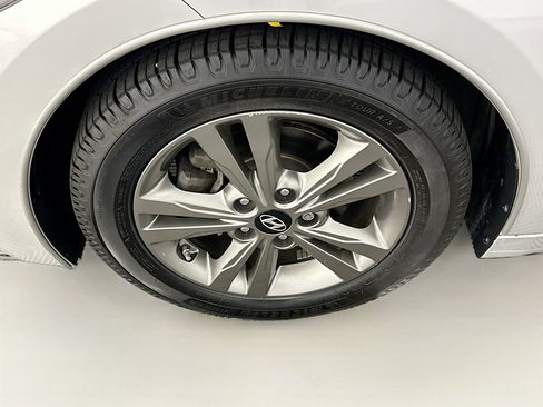 Used 2017 Hyundai Elantra SE FWD image 11