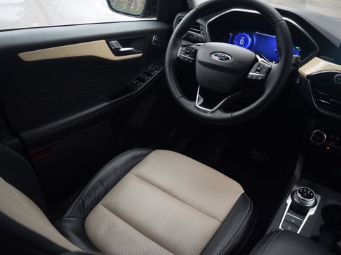 Used 2022 Ford Escape Titanium w/ Titanium Elite Package image 2