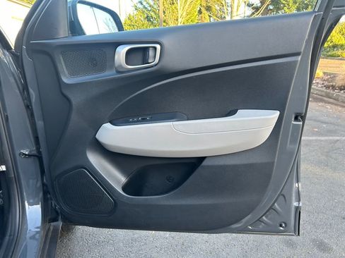 Used 2025 Hyundai Venue SEL image 25