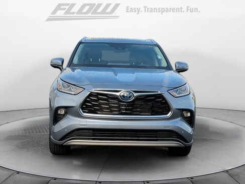 Used 2024 Toyota Highlander Platinum FWD image 3