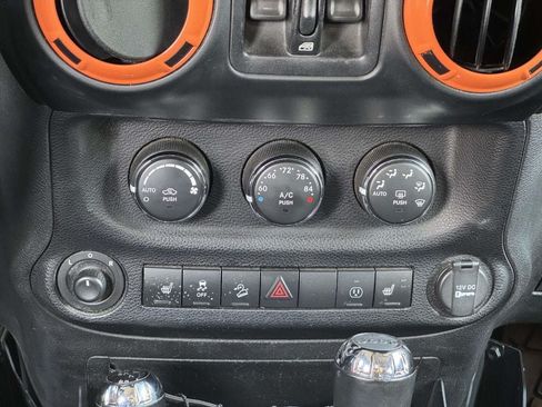 Used 2013 Jeep Wrangler Unlimited Sahara w/ Dual Top Group AWD/4WD image 4