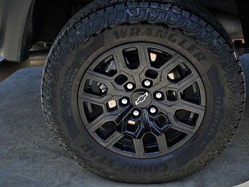 Used 2026 Chevrolet Colorado Trail Boss AWD/4WD image 9