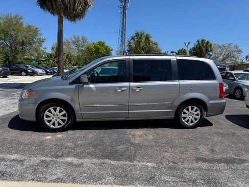 Used 2016 Chrysler Town & Country Touring image 5