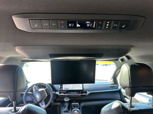 Used 2025 Toyota Sienna Platinum AWD/4WD image 19
