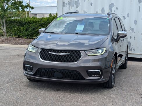 Used 2022 Chrysler Pacifica Limited image 7