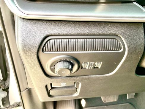 Used 2025 Jeep Wagoneer L Series II AWD/4WD image 31