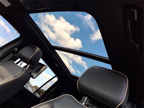 Used 2021 GMC Yukon XL SLT w/ SLT Premium Package image 7