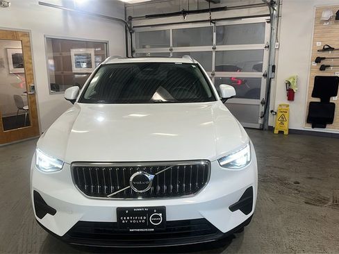 Certified 2025 Volvo XC40 B5 Core image 1