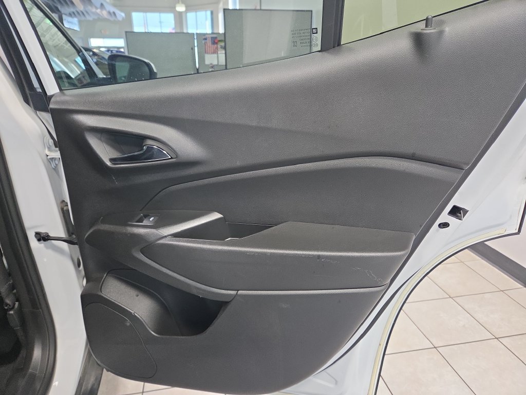 Used 2025 Chevrolet Trax LT w/ LT Convenience Package FWD image 13