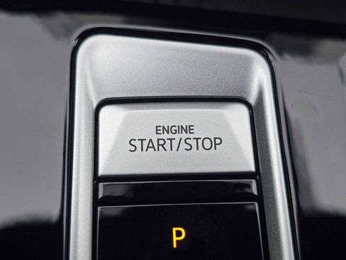 Used 2025 Volkswagen Atlas Cross Sport SE image 33