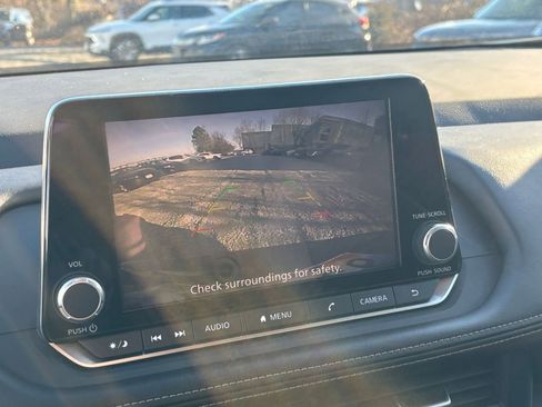 Used 2025 Nissan Rogue SV image 17